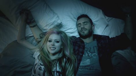 avril_lavigne_-_what_the_hell_vevo_1080p_e-r-y23-48-09.jpg